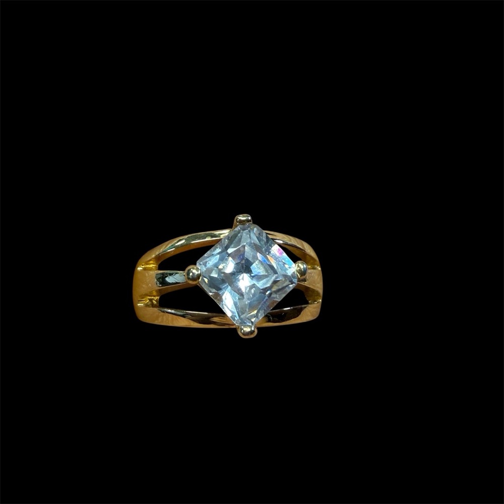Avon Goldtone princess style CZ Ring  SIZE 9 NIB vintage 1997